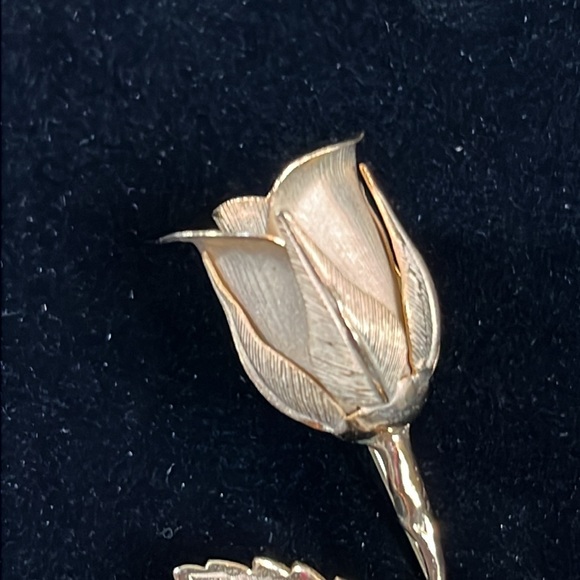 Vintage GIOVANNI Intricately Detailed Rose Brooch - Picture 2 of 6